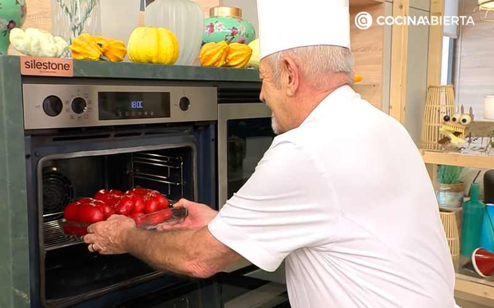 Asa los pimientos en el horno durante 40-45 minutos Asa los pimientos en el horno durante 40-45 minutos