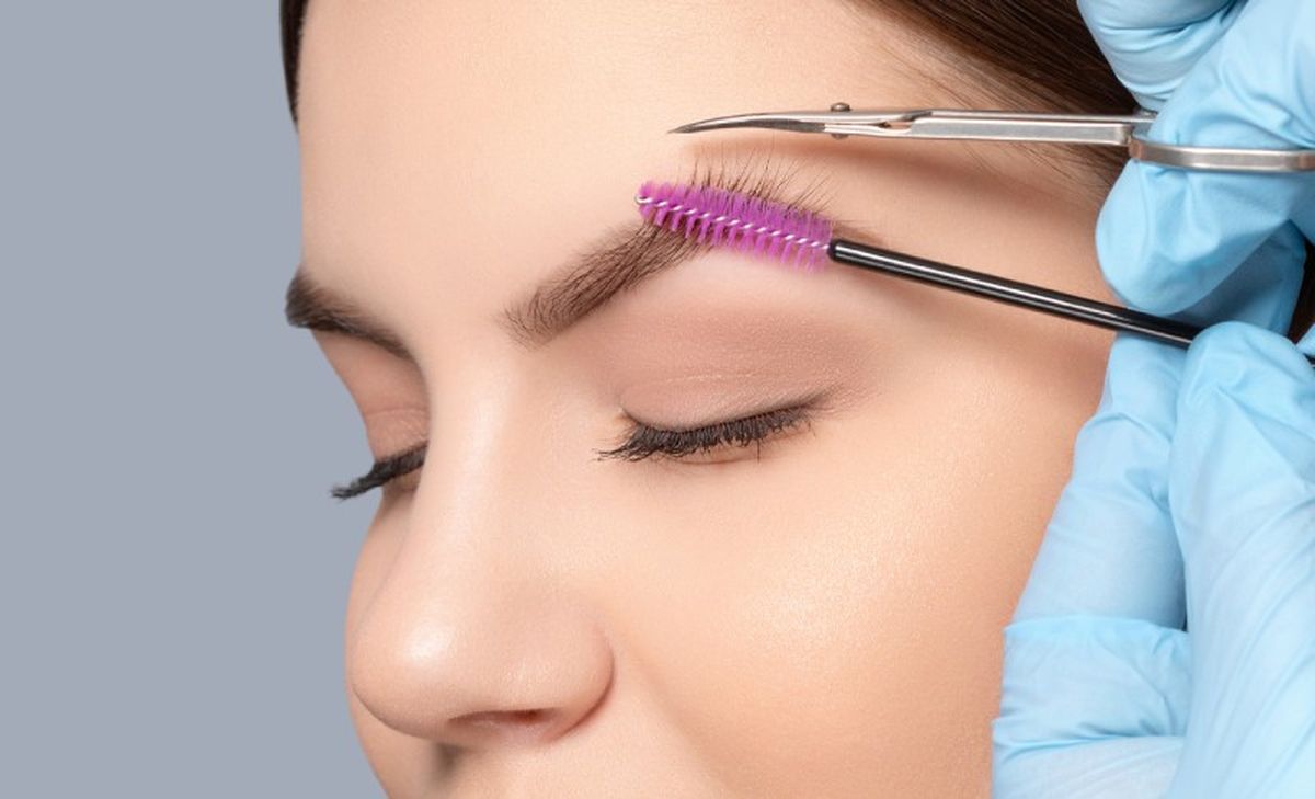 Con ayuda de un peine para cejas puedes recortar los pelos que sobresalgan