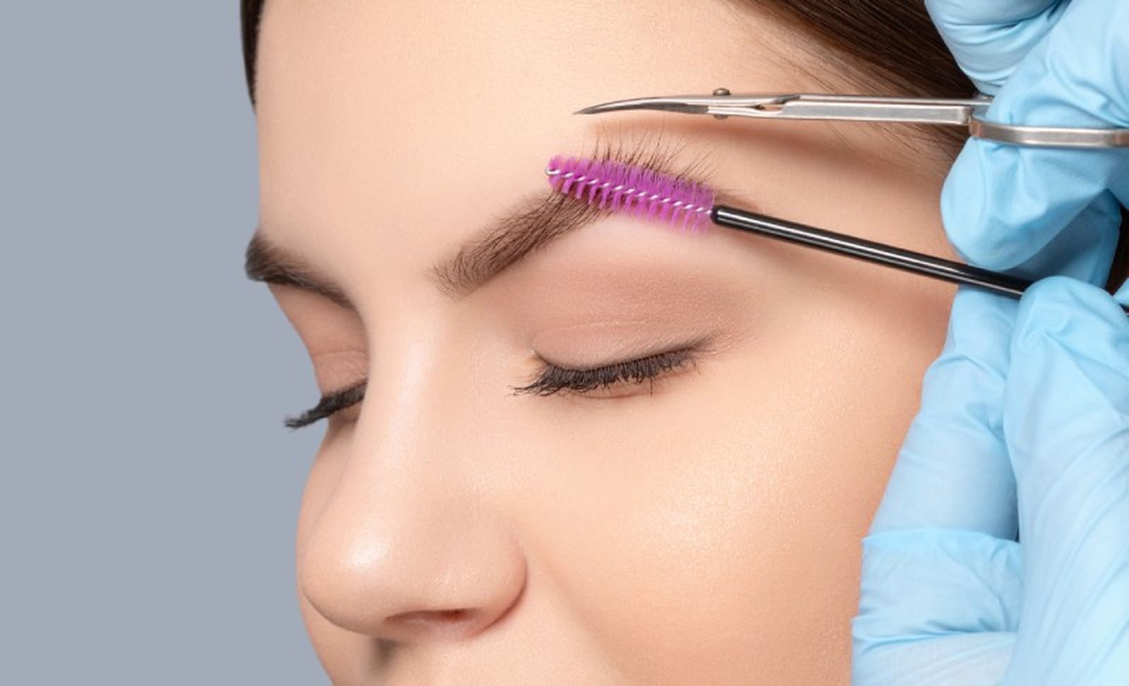 Con ayuda de un peine para cejas puedes recortar los pelos que sobresalgan Con ayuda de un peine para cejas puedes recortar los pelos que sobresalgan