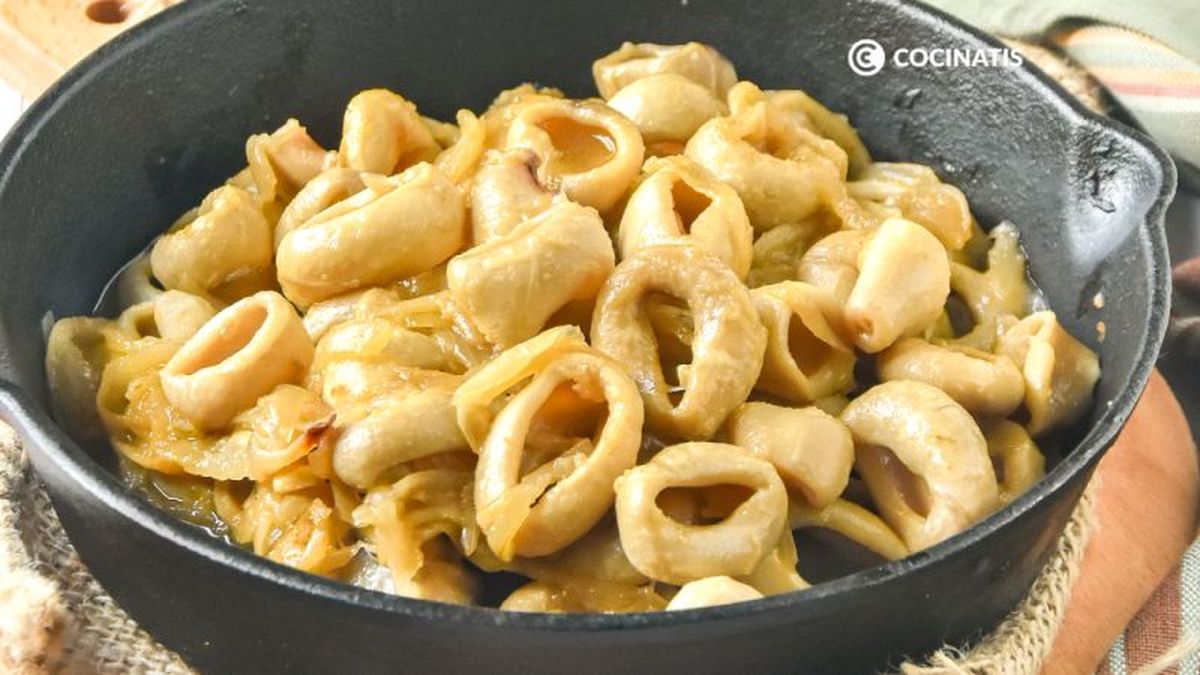 Plato de calamares encebollados