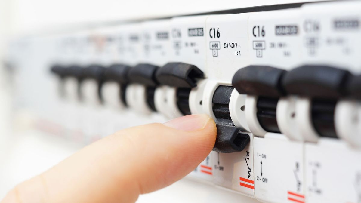 como detectar un cortocircuito en casa y consejos para evitarlo caja de fusibles