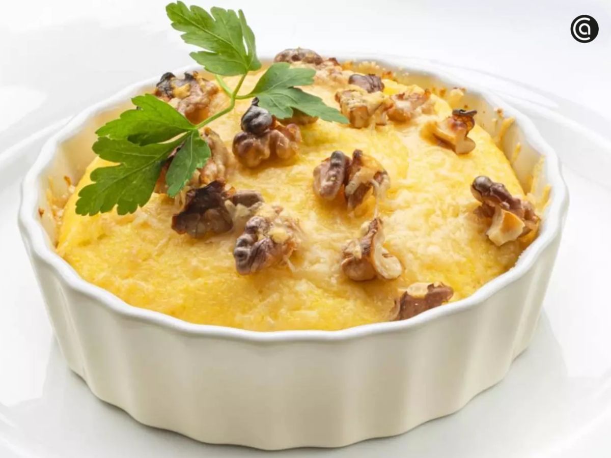 Polenta enriquecida con queso y nueces, gratinada al horno para un resultado irresistible.