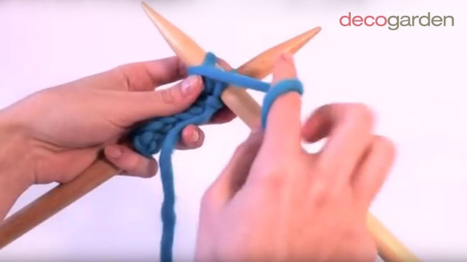 Paso dos para hacer punto del revés o punto espiga.