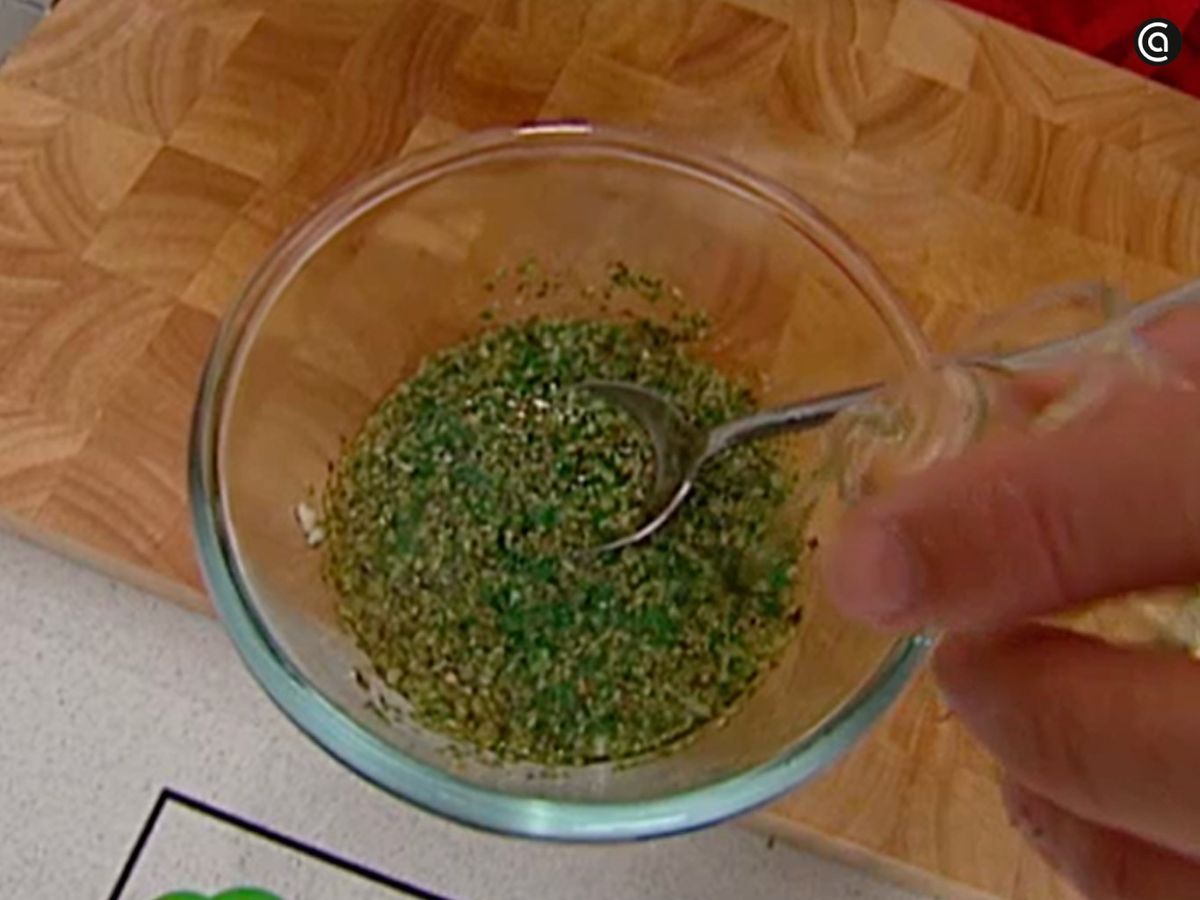 Mezcla los ingredientes del chimichurri y deja que maceren