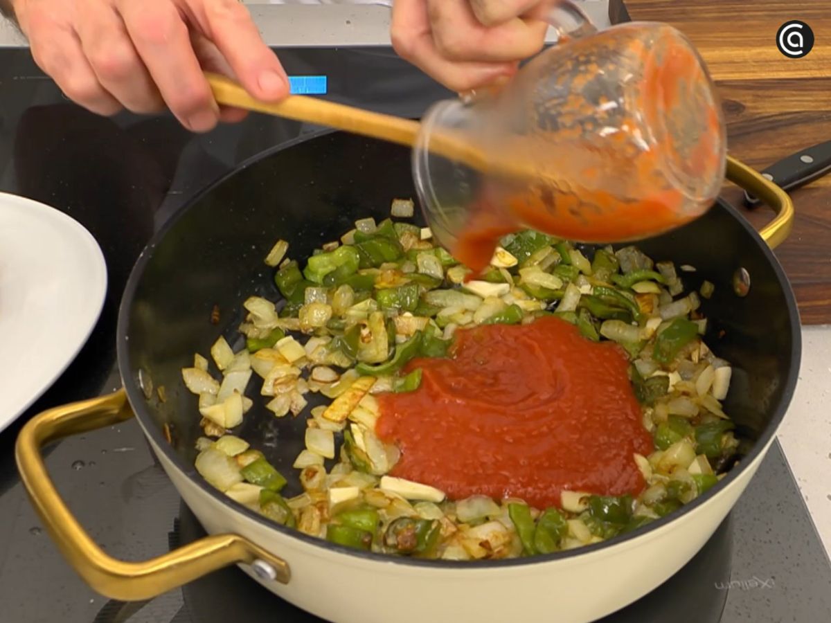 El ajo y el tomate se añaden al sofrito para concentrar el sabor antes de incorporar el resto de ingredientes.