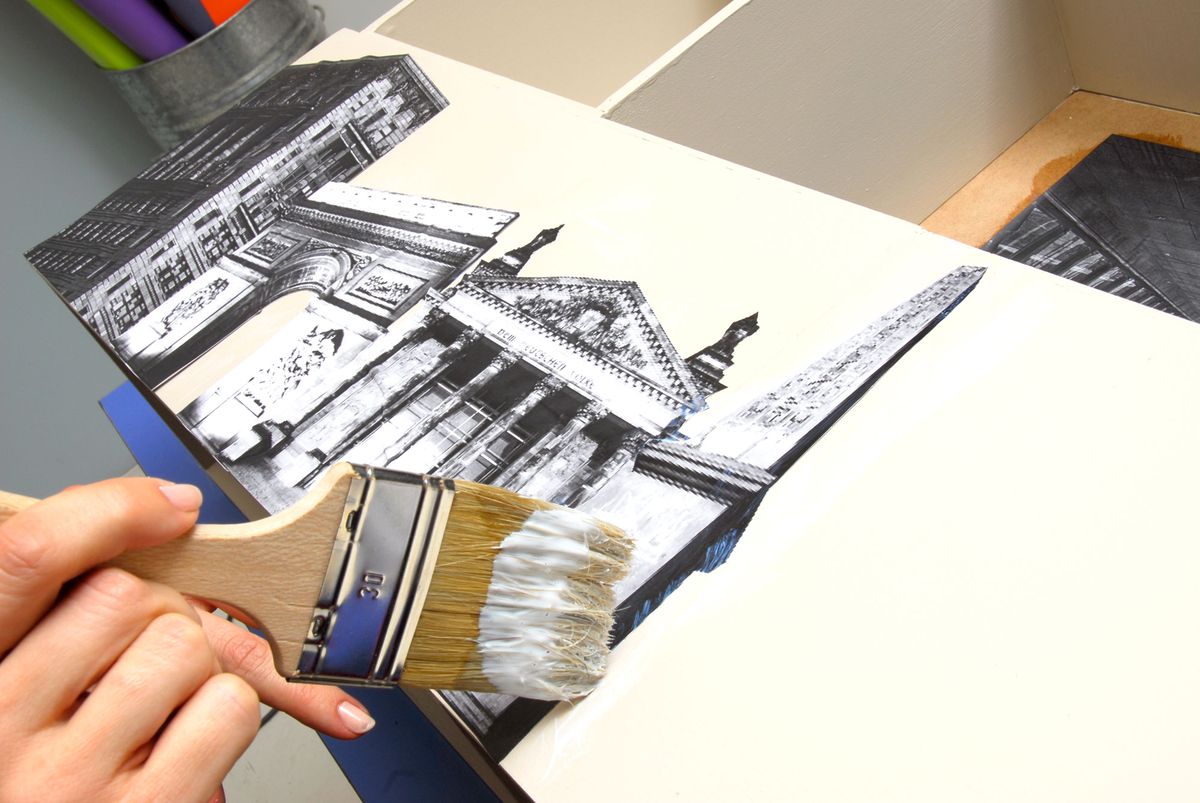 Mesa de centro decorada con la técnica collage paso 6