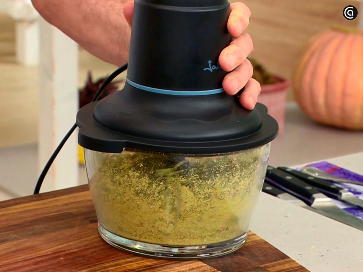 Triturar los pistachos para hacer la salsa de las espirales