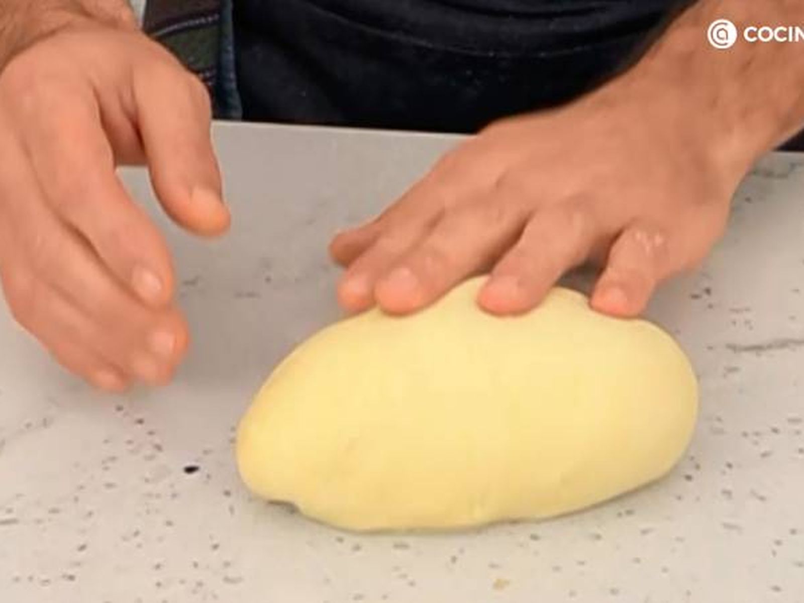 Añade mantequilla, amasa y deja reposar (3 veces)