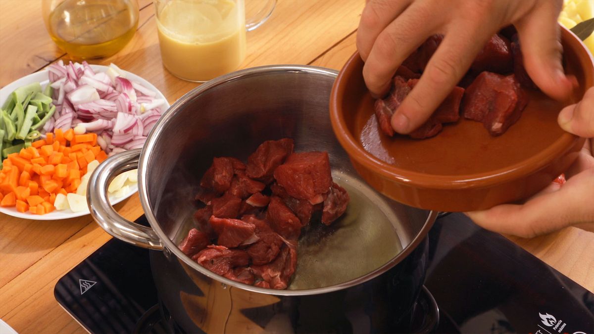 Receta de carne guisada con patatas  paso 2