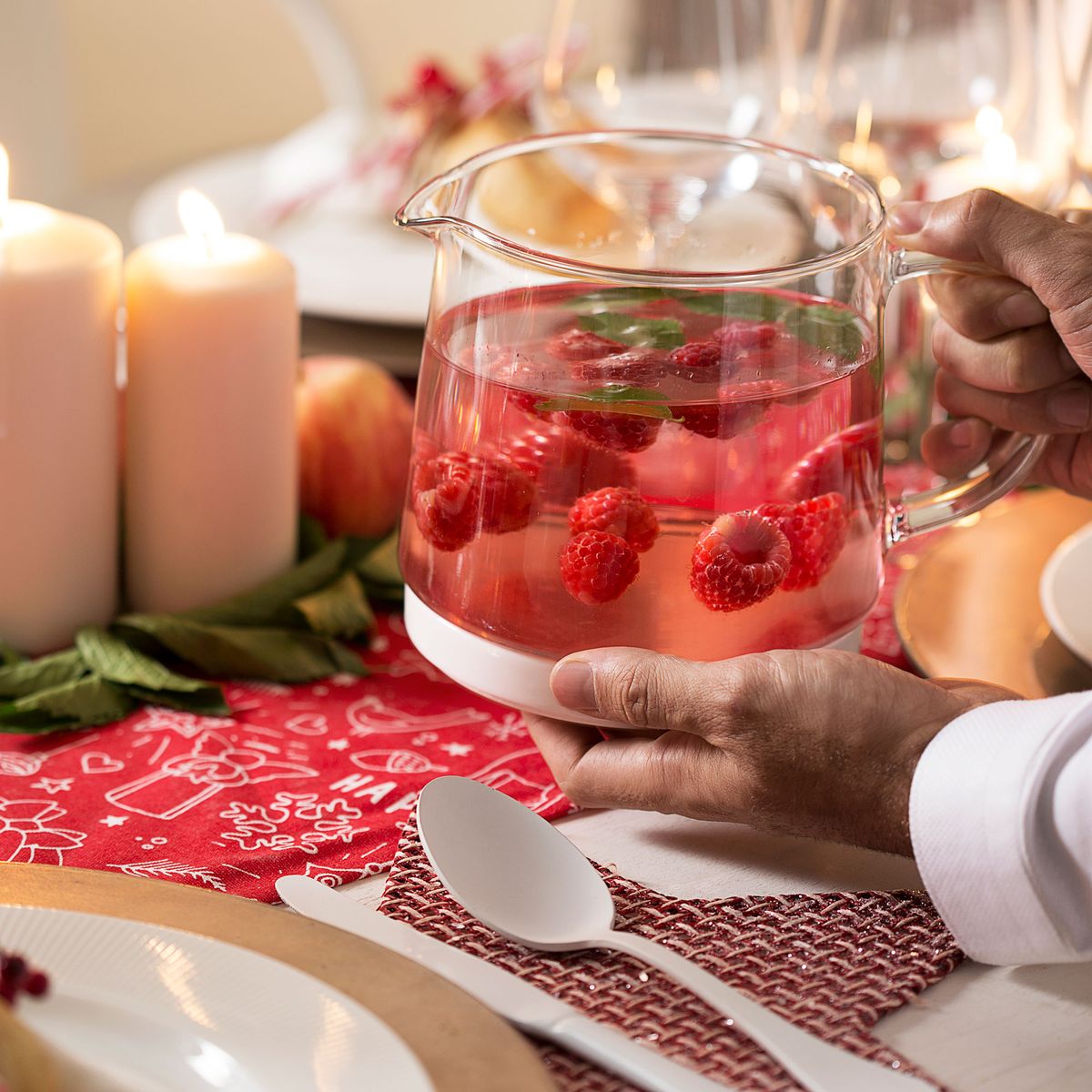 Decorar mesa navideña nórdica en blanco y rojo paso 9