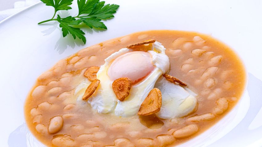 Pochas con bacalao y huevo escalfado