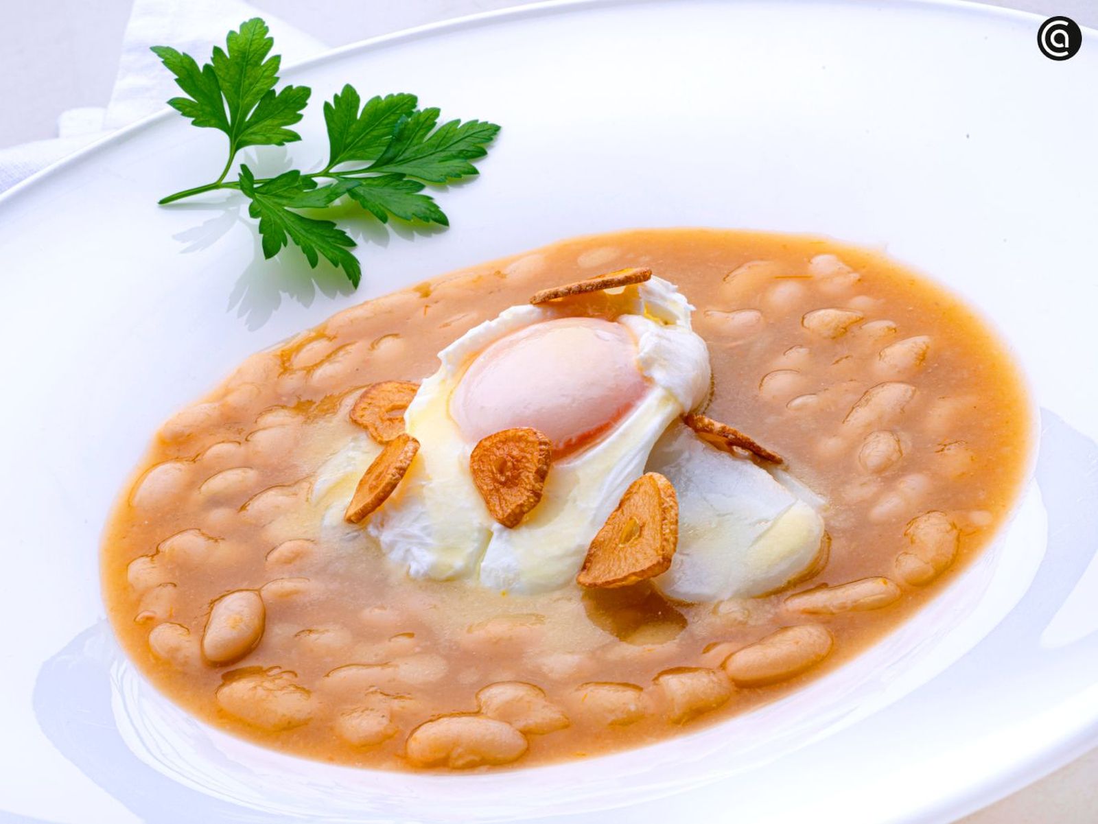 Pochas con bacalao y huevo escalfado