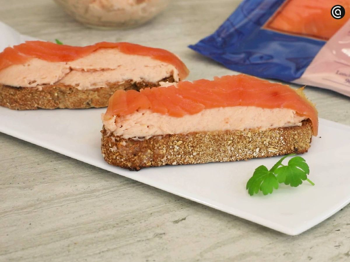 Sirve el aperitivo de paté de salmón untado sobre tostadas