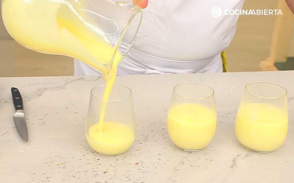 Sirve las natillas en vasos