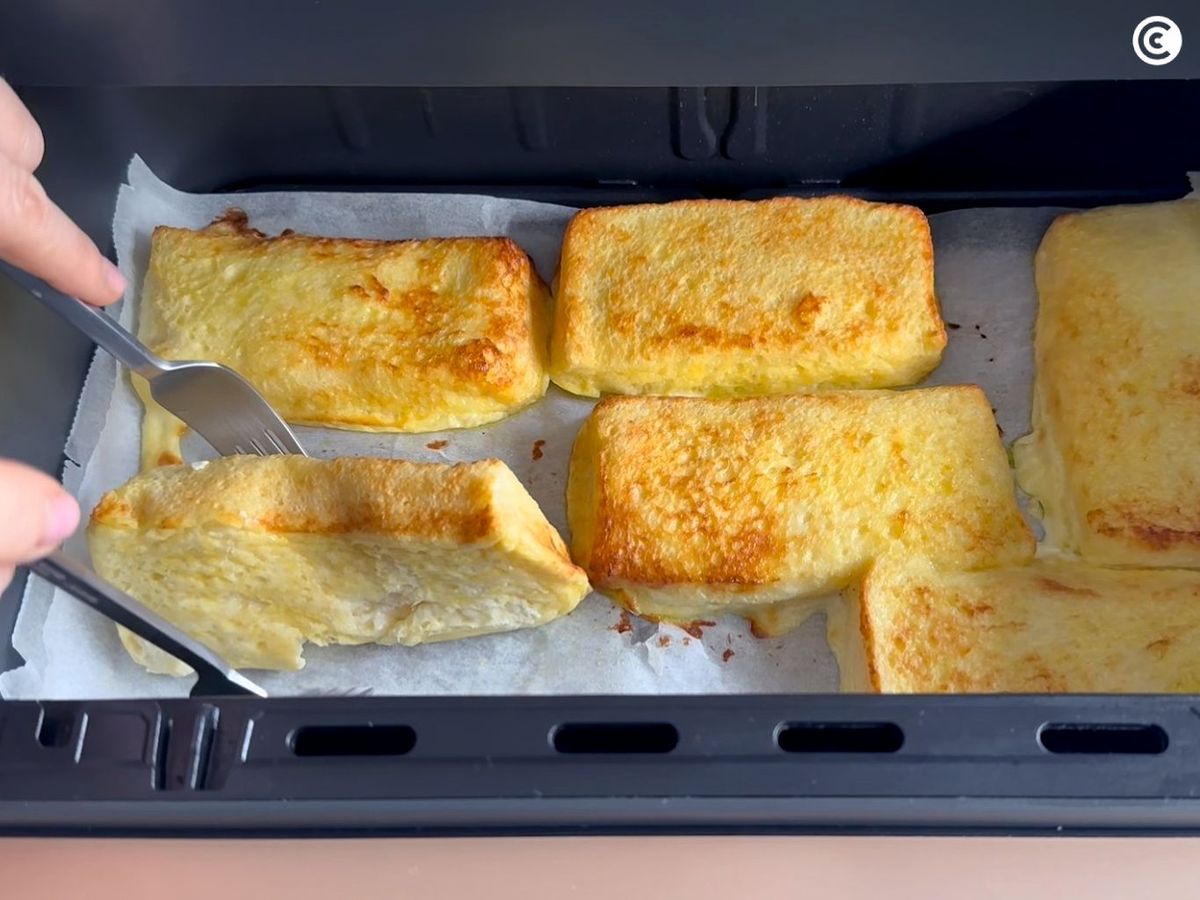 Dora las torrijas en la freidora de aire