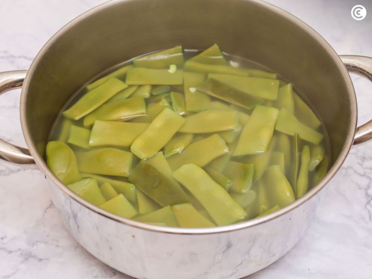Cocer las judías verdes para hacer con tomate