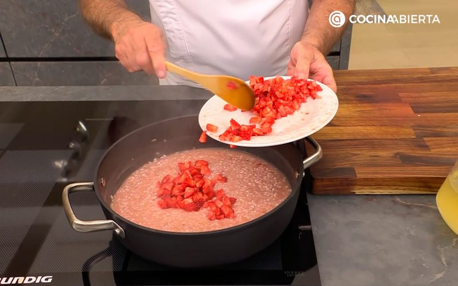 Añade el otro tercio de las fresas Añade el otro tercio de las fresas