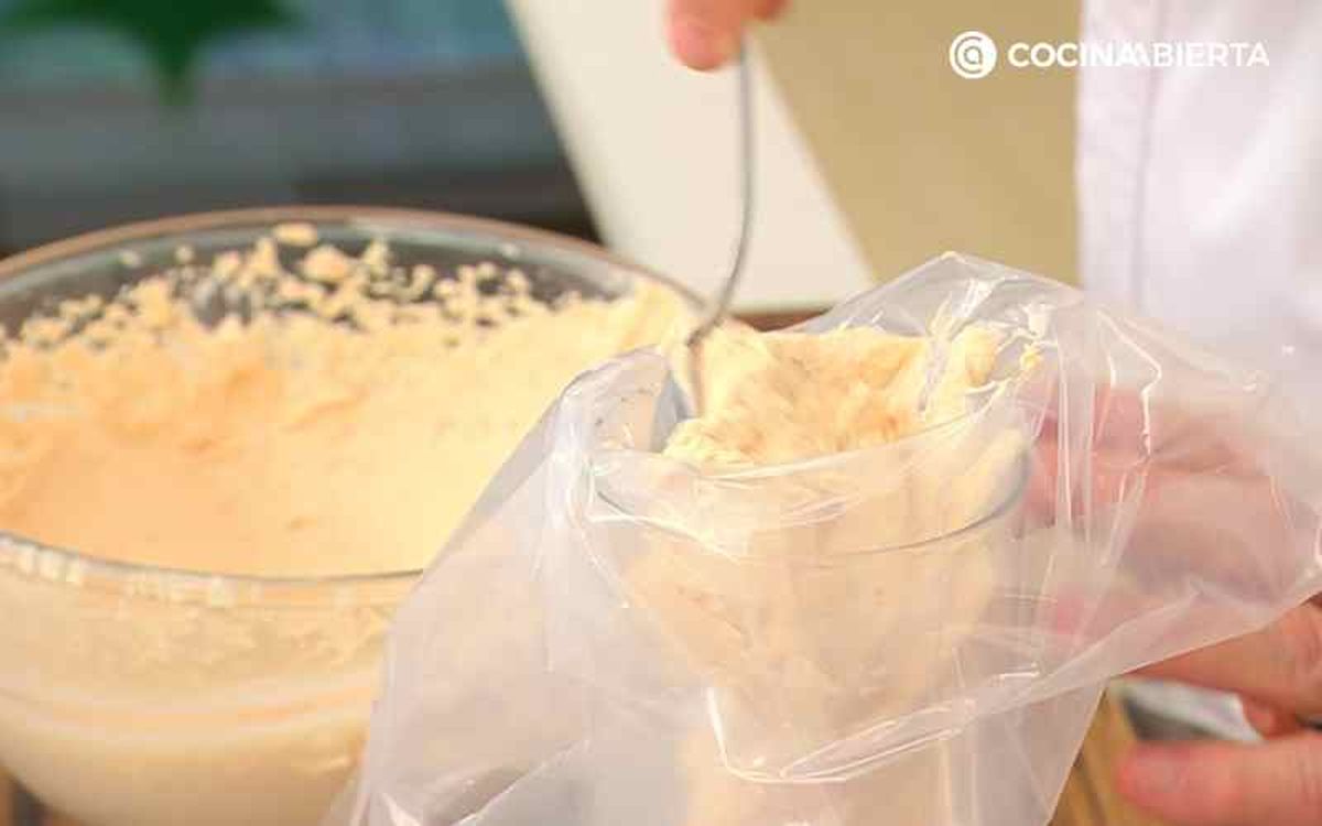 Pon la crema de foie en una manga pastelera