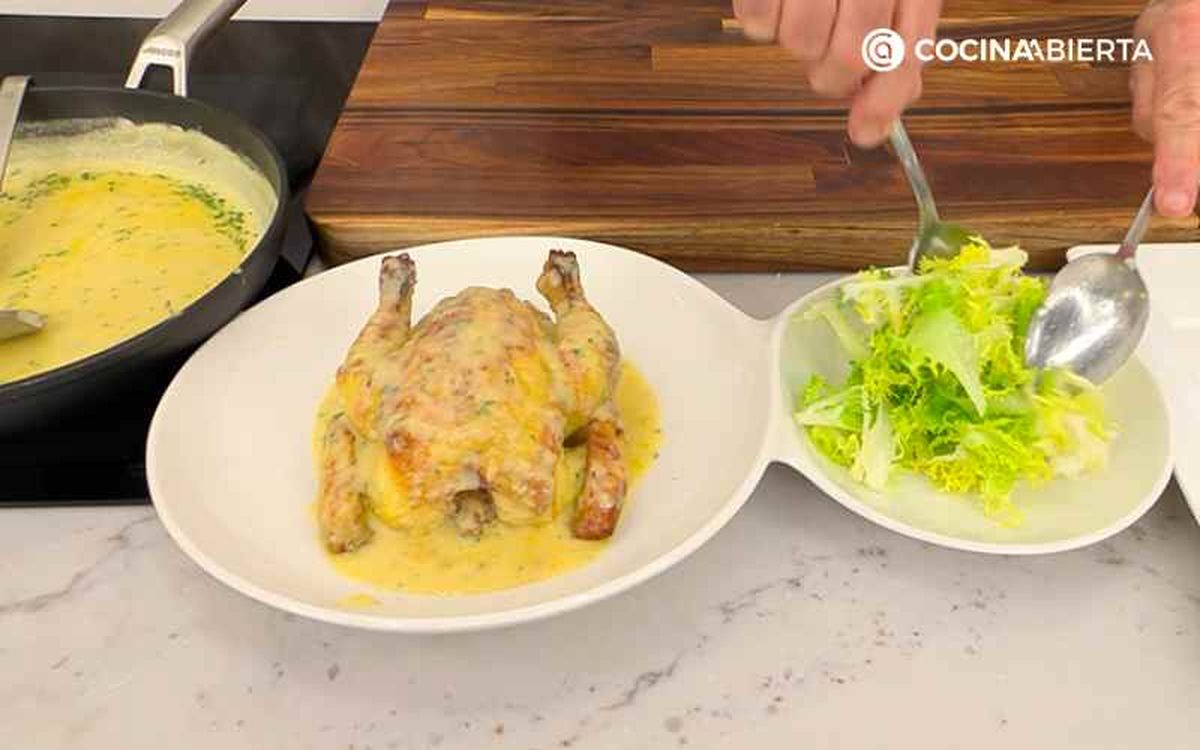 Acompaña los picantones a la naranja con una ensalada de escarola