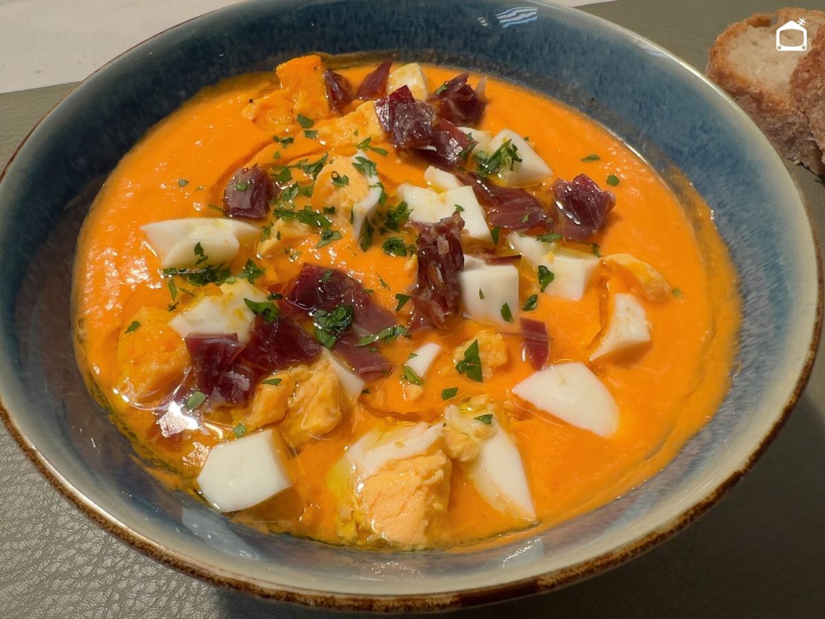 Decora el salmorejo con huevo cocido, jamón ibérico y una hoja de perejil