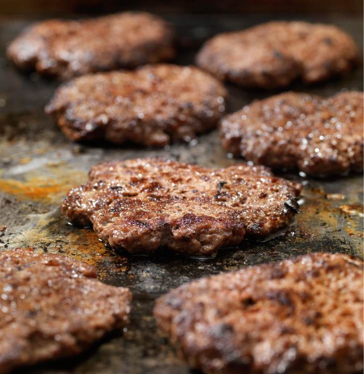 La reacción de Maillard es un proceso químico que ocurre cuando los alimentos se cocinan