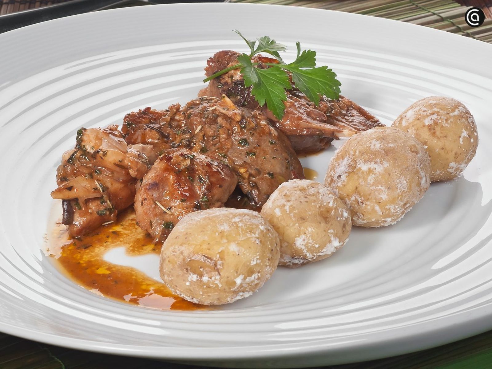 Conejo en salmorejo con papas arrugadas, la receta de Bruno Oteiza