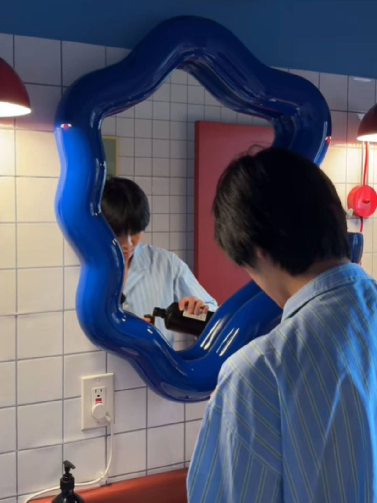 Espejo de baño con forma asimétrica.