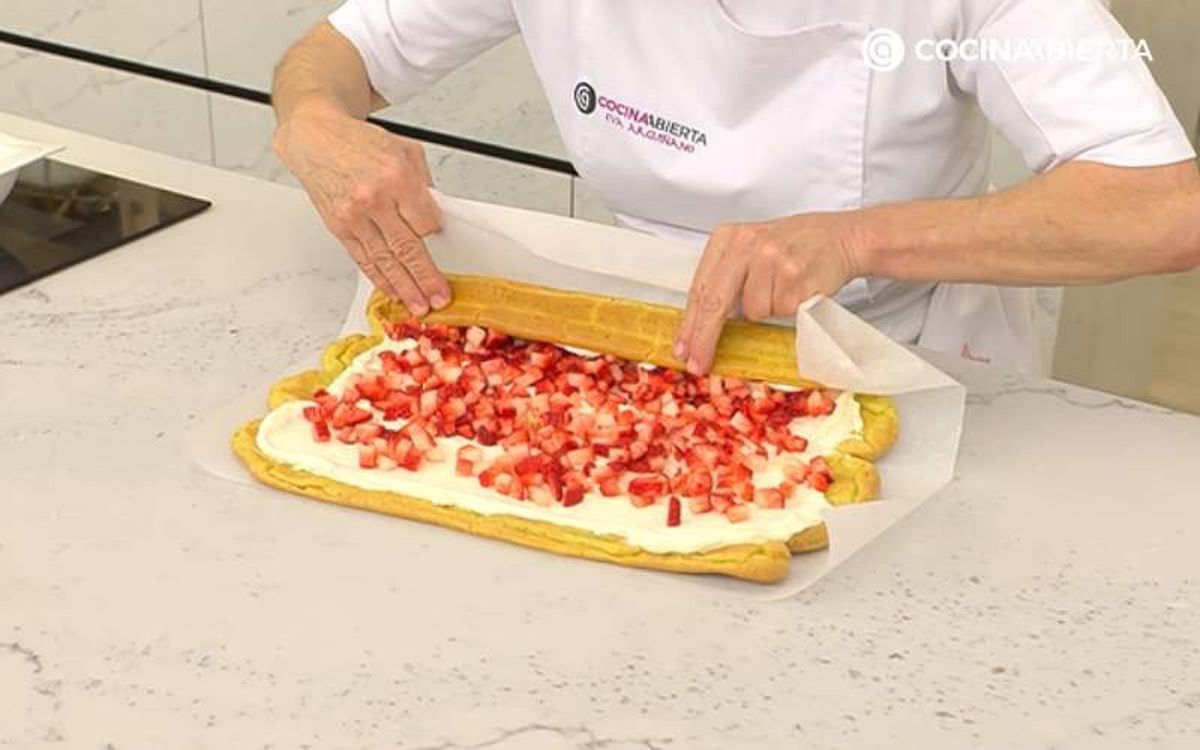 Enrolla el rulo de pasta choux relleno