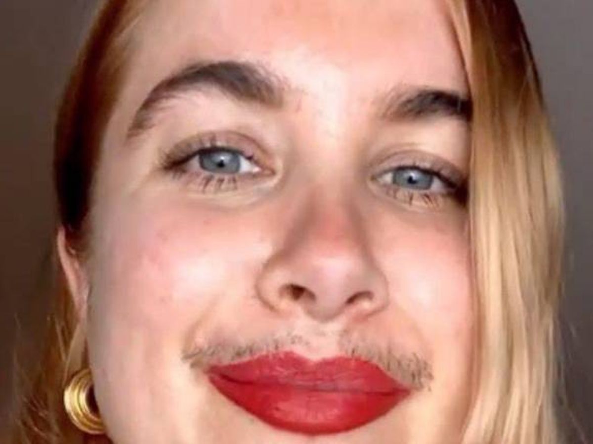 Una influencer con su bigote natural
