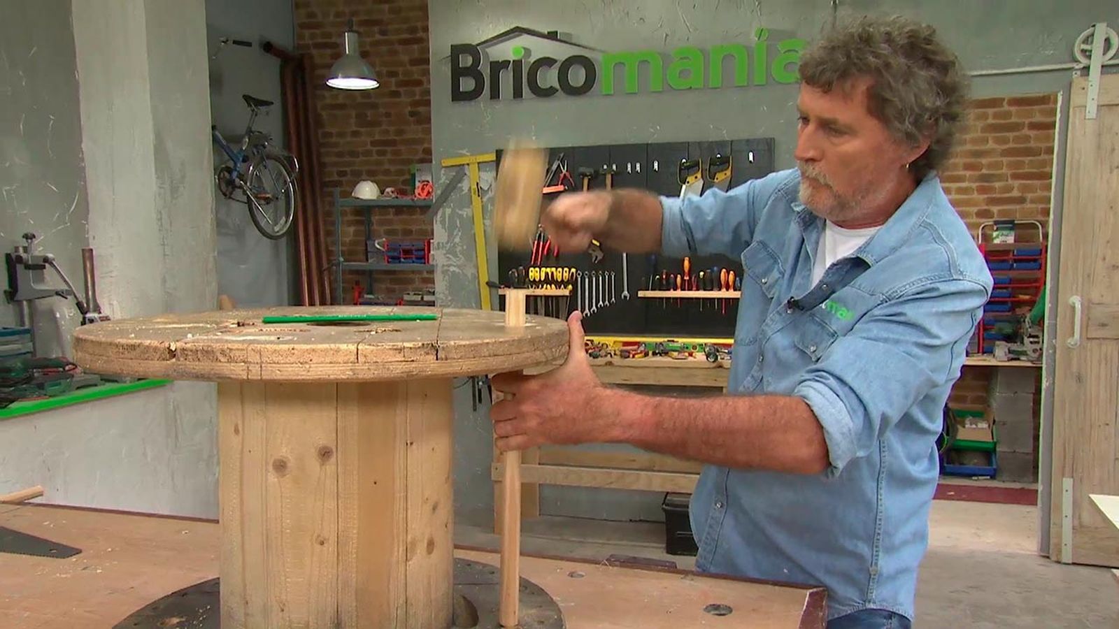 Como hacer una mesa con una bobina paso 3 Como hacer una mesa con una bobina paso 3