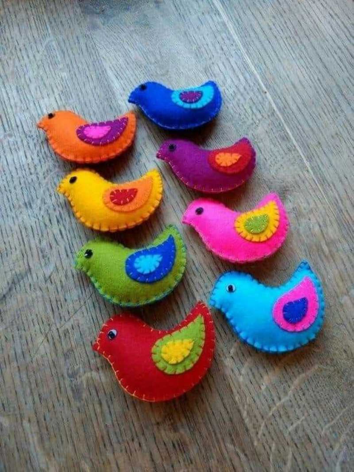 Pájaros de fieltro de colores.