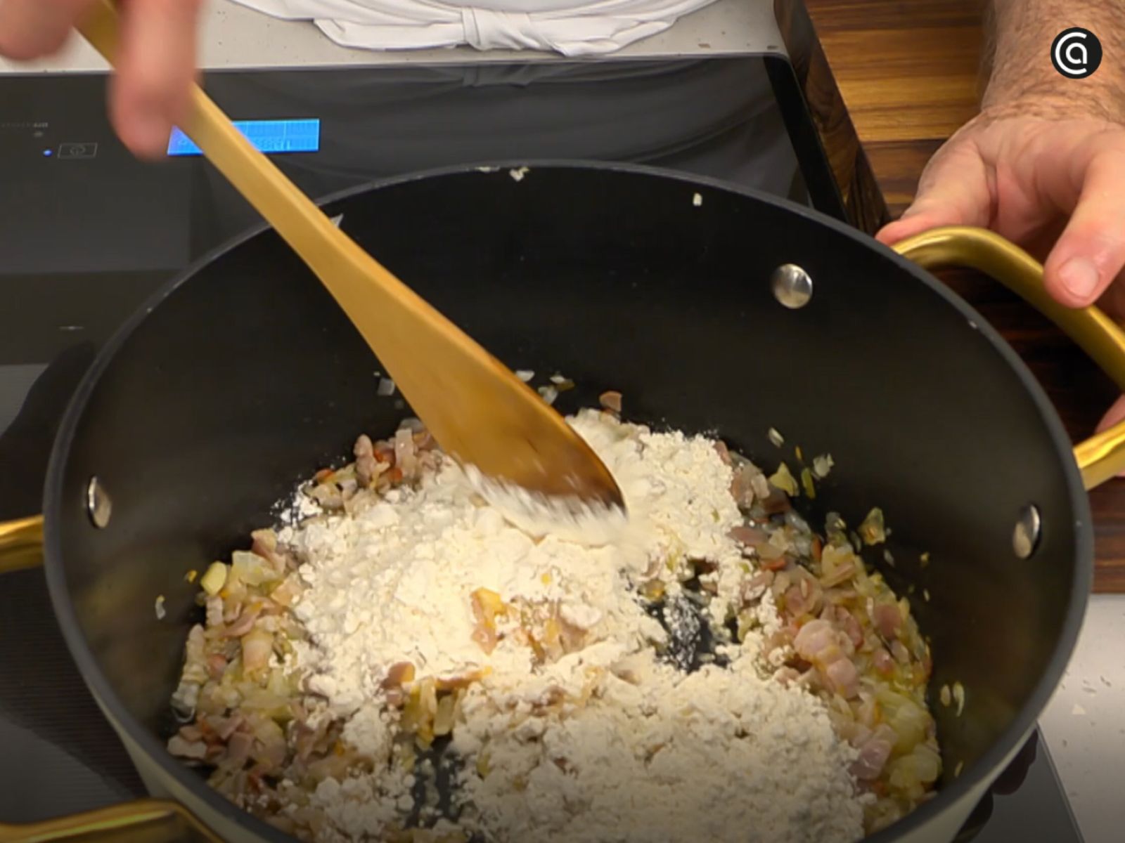 La harina se rehoga antes de añadir la leche para una bechamel fina.