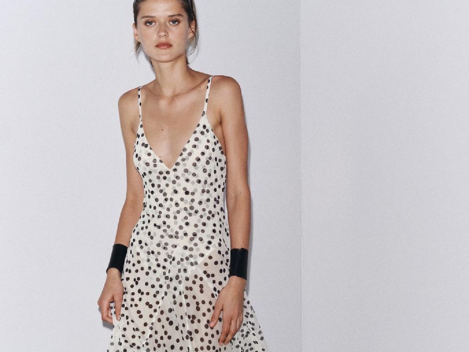 El vestido fluido de lunares es perfecto para los días más calurosos de verano El vestido fluido de lunares es perfecto para los días más calurosos de verano