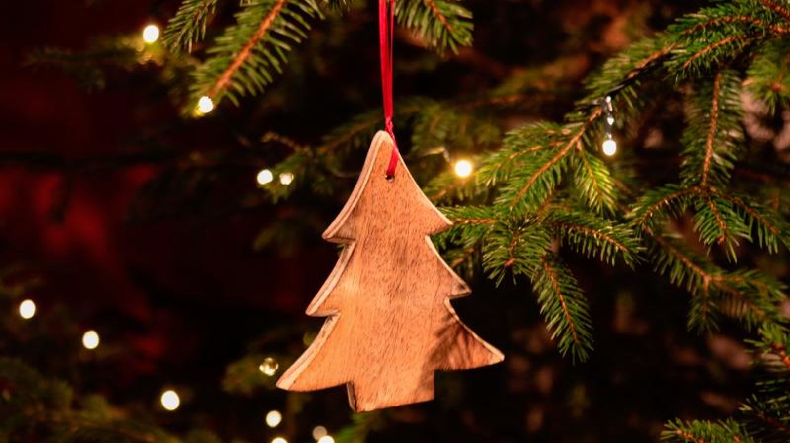 Adorno de Navidad colgado en el árbol Adorno de Navidad colgado en el árbol