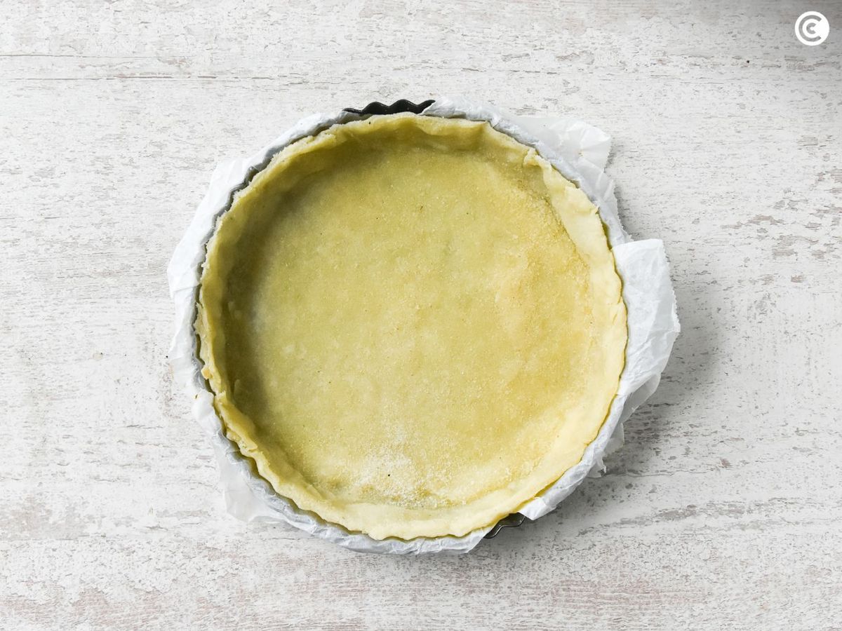 Hornear ligeramente la base de la quiche de salmón