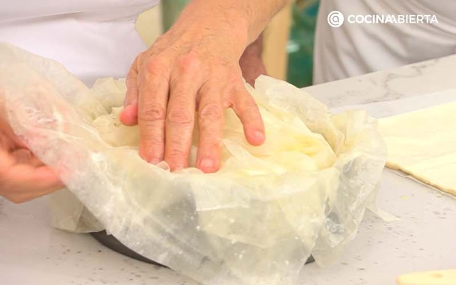 Pliega los bordes sobrantes de masa filo