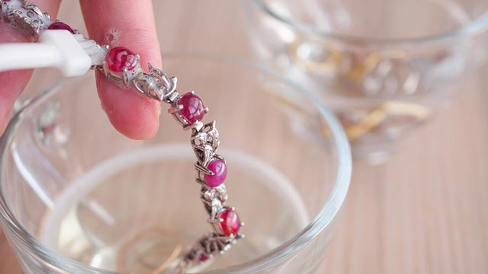 Detalle sobre cómo limpiar una pulsera Detalle sobre cómo limpiar una pulsera