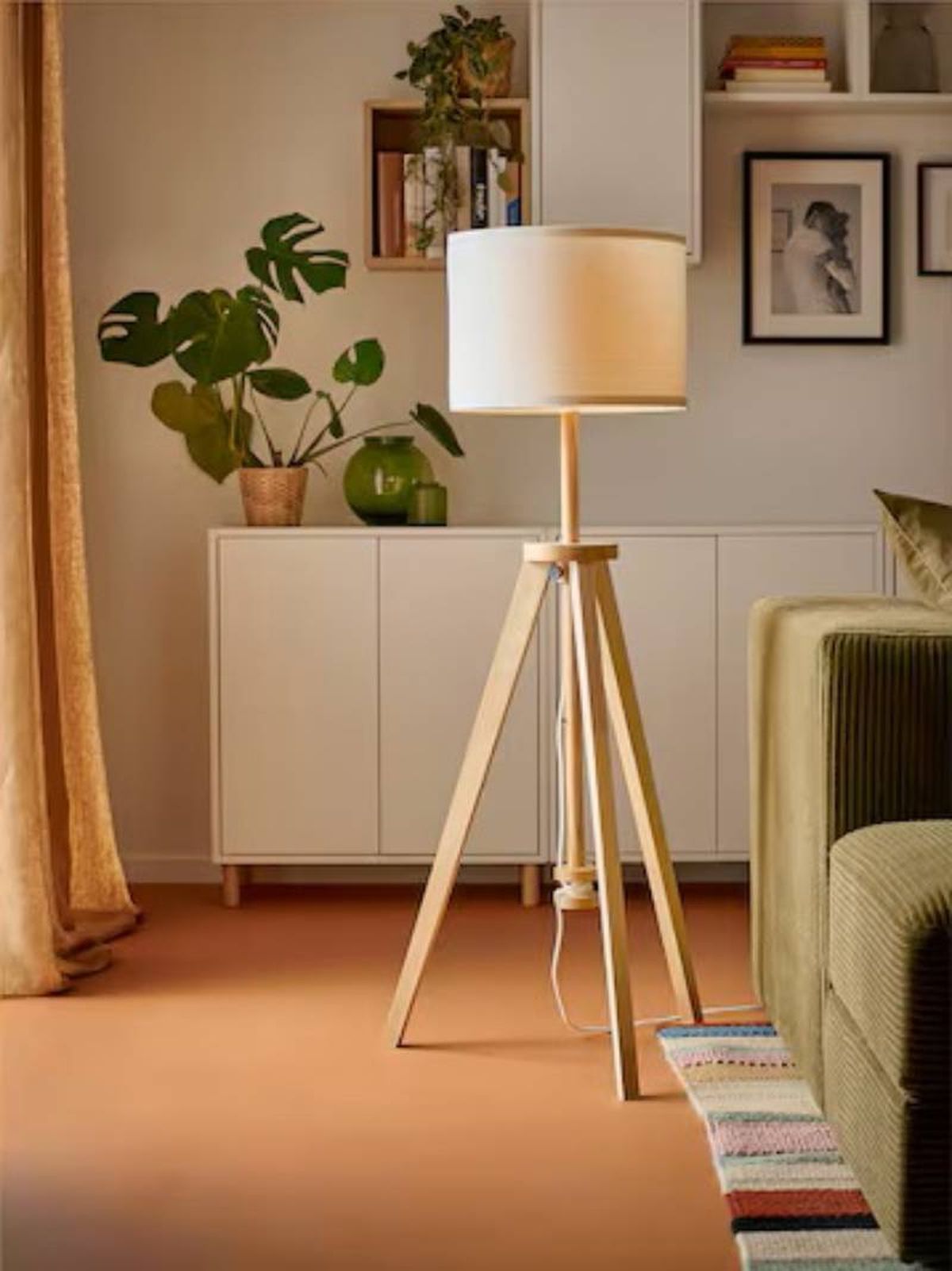 Salón moderno con lámpara de pie Lauters de madera de Ikea.