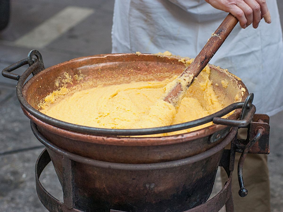 Preparación tradicional en el norte de Italia: polenta cocida lentamente en grandes calderos de cobre.
