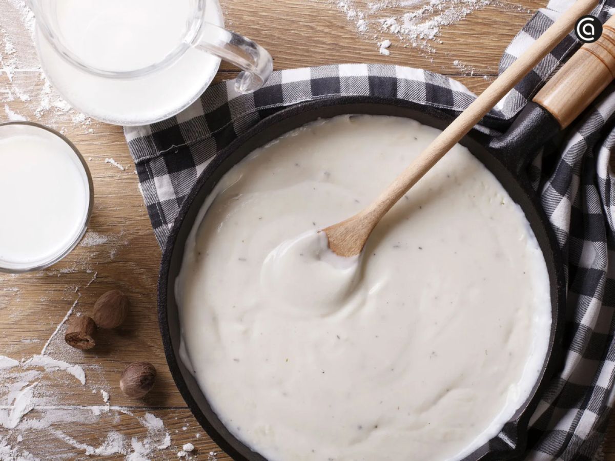 Salsa bechamel casera lista para gratinar, ideal para croquetas, lasaña o canelones en cualquier época del año.