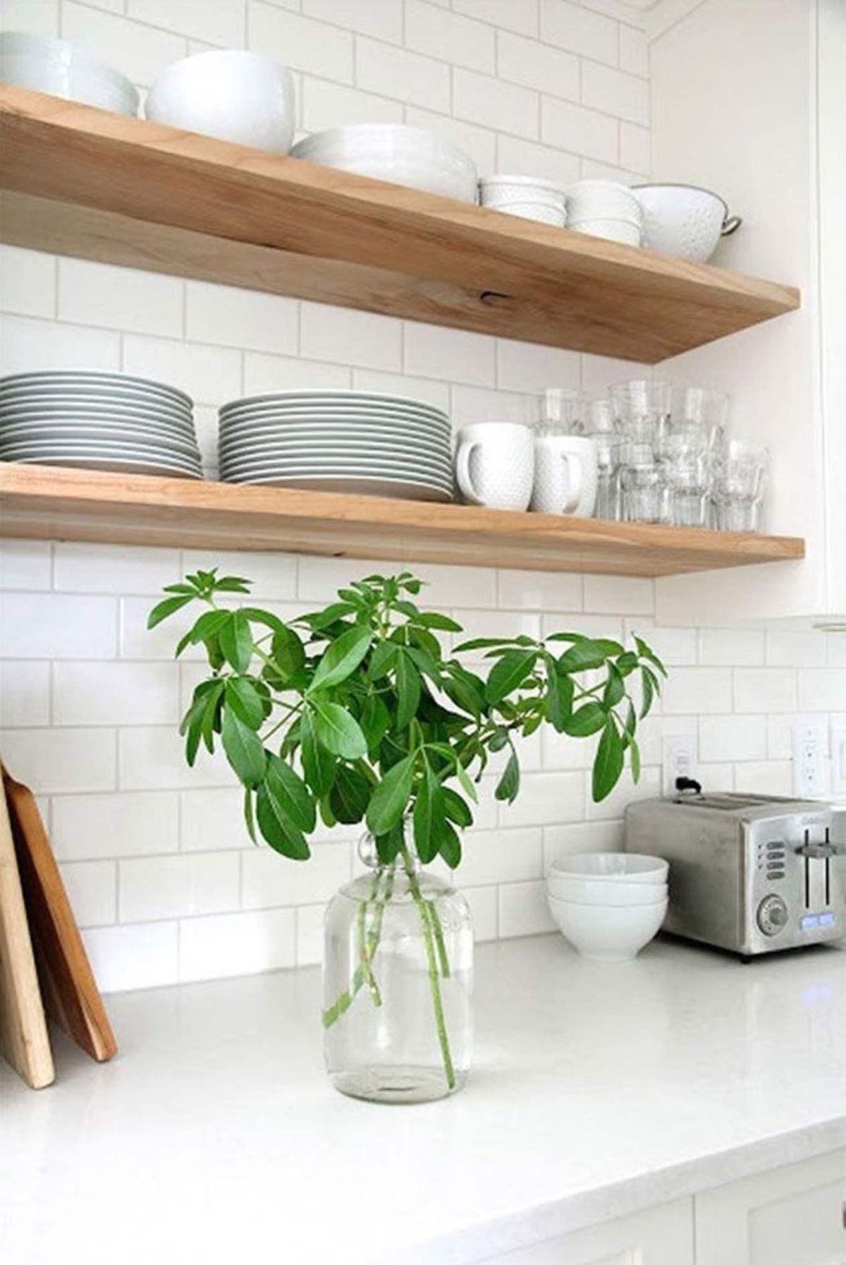 Repisas para la cocina. / Pinterest: @reyesmielgo