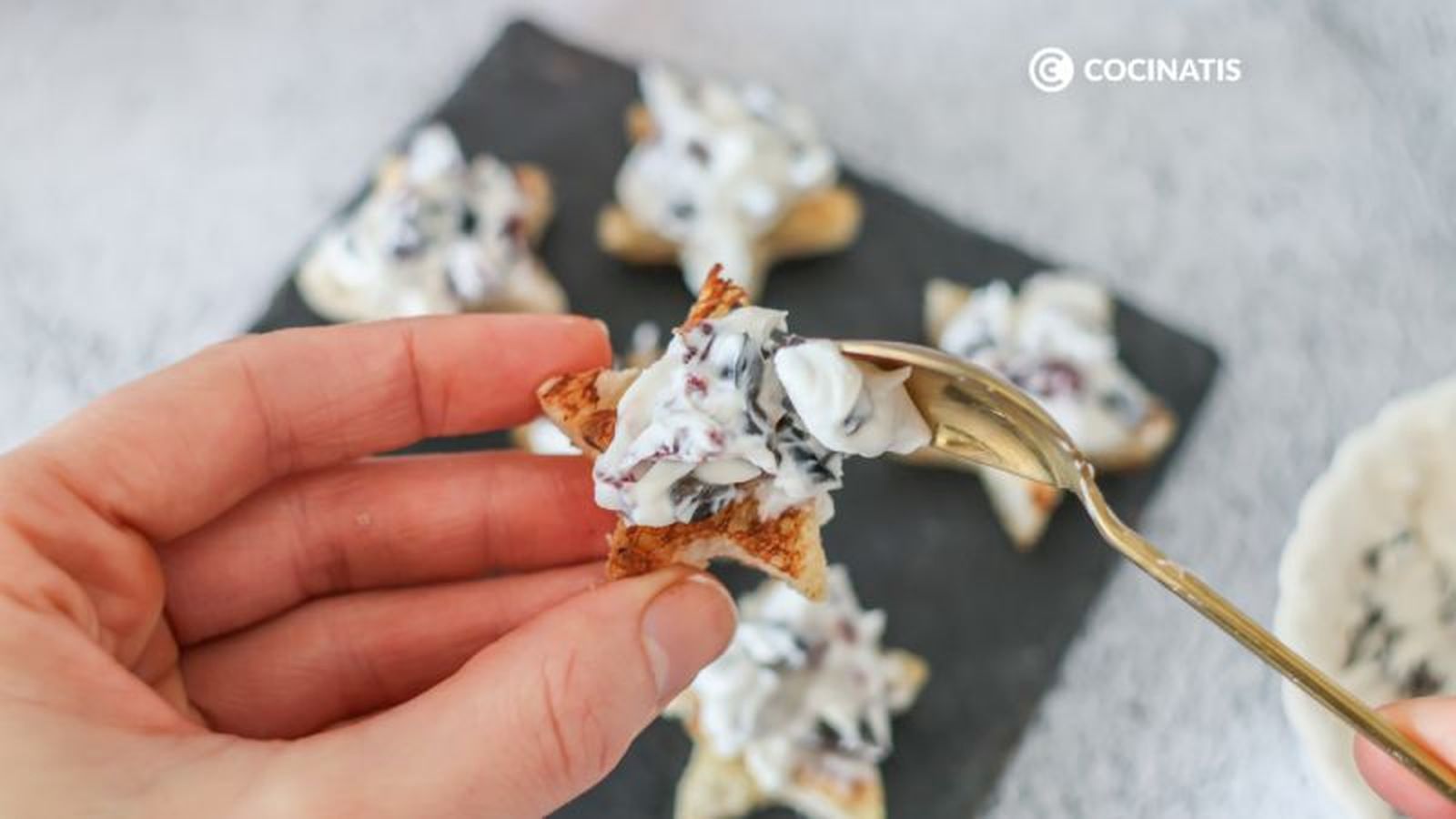 Untamos el pan con forma de estrellas con la mezcla de queso