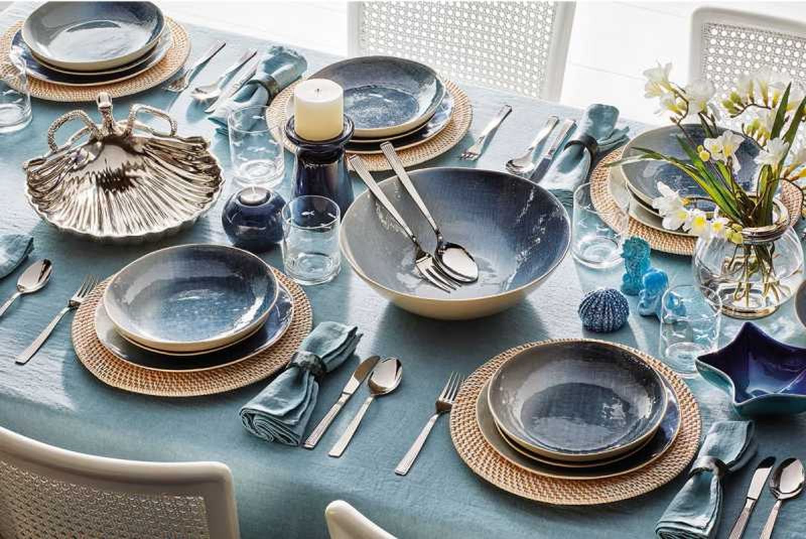 Mesa con vajilla azul de cerámica pintada a mano. Mesa con vajilla azul de cerámica pintada a mano.