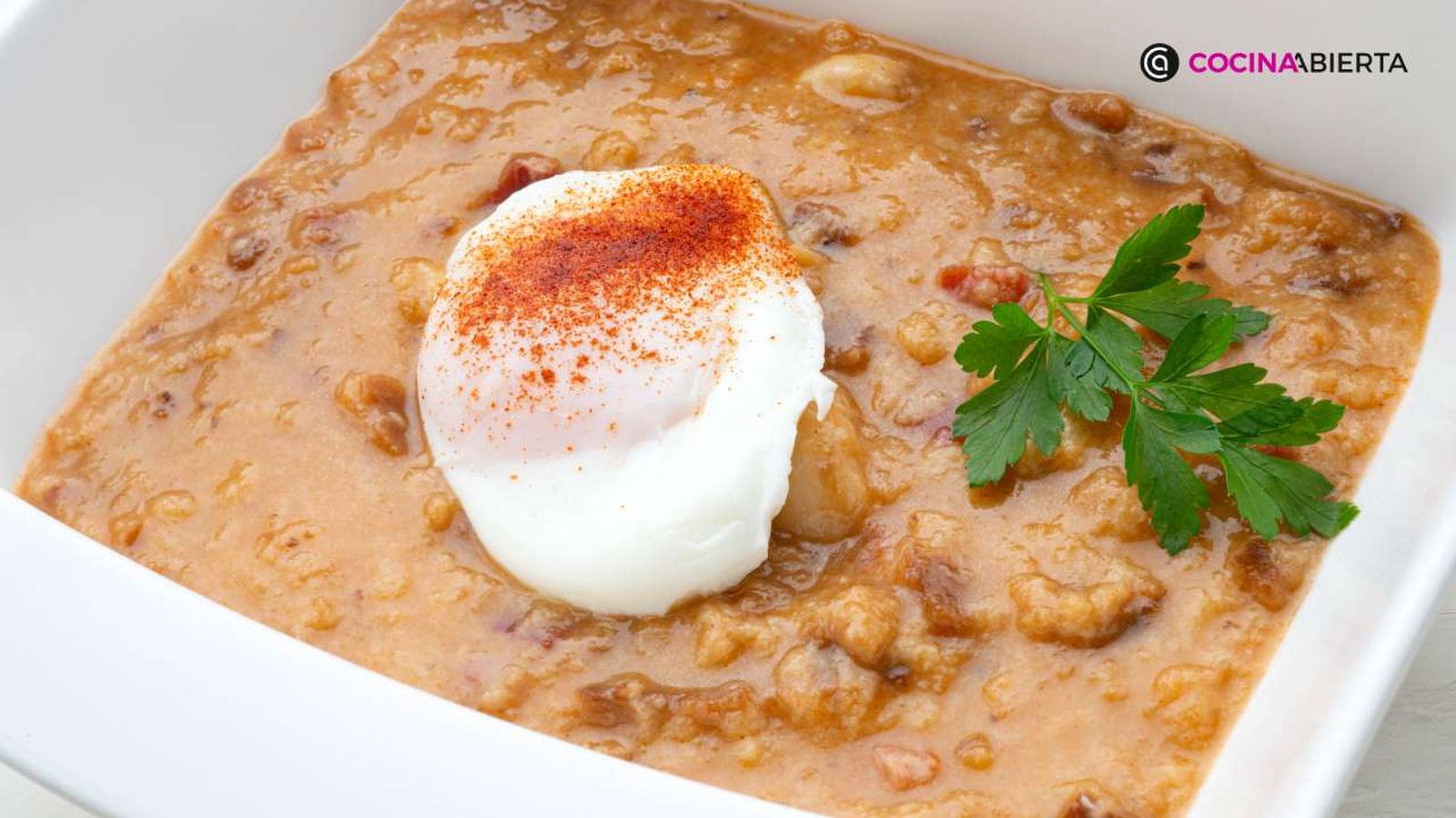 Sopa de ajo, un plato tradicional, económico y reconfortante