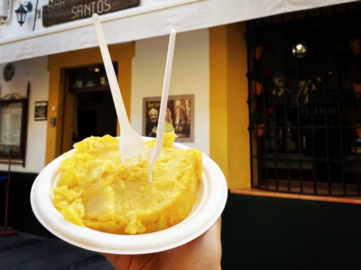 El pincho de tortilla se sirve en plato de plástico, sin artificios, y suele comerse de pie frente a la Mezquita.