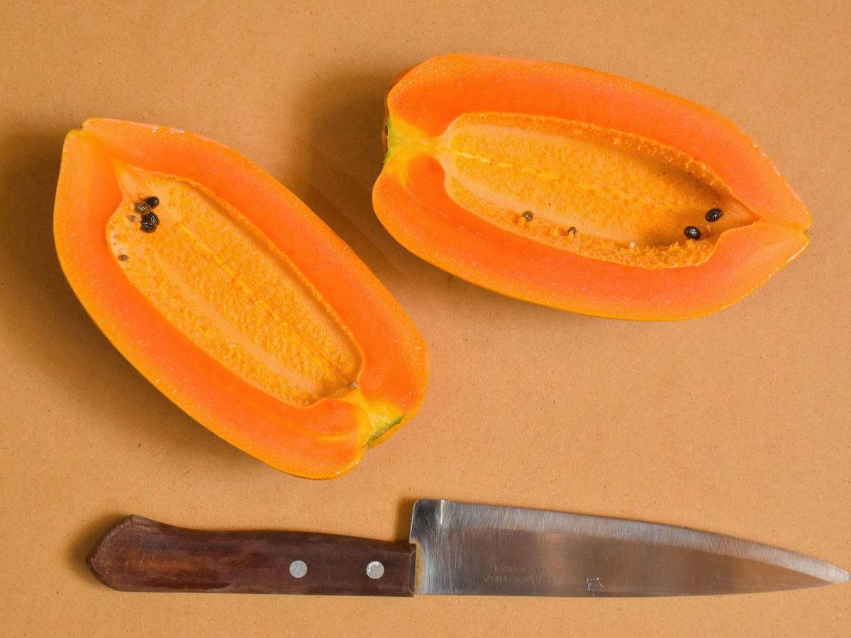 La papaya contiene papaína, una enzima que facilita la digestión