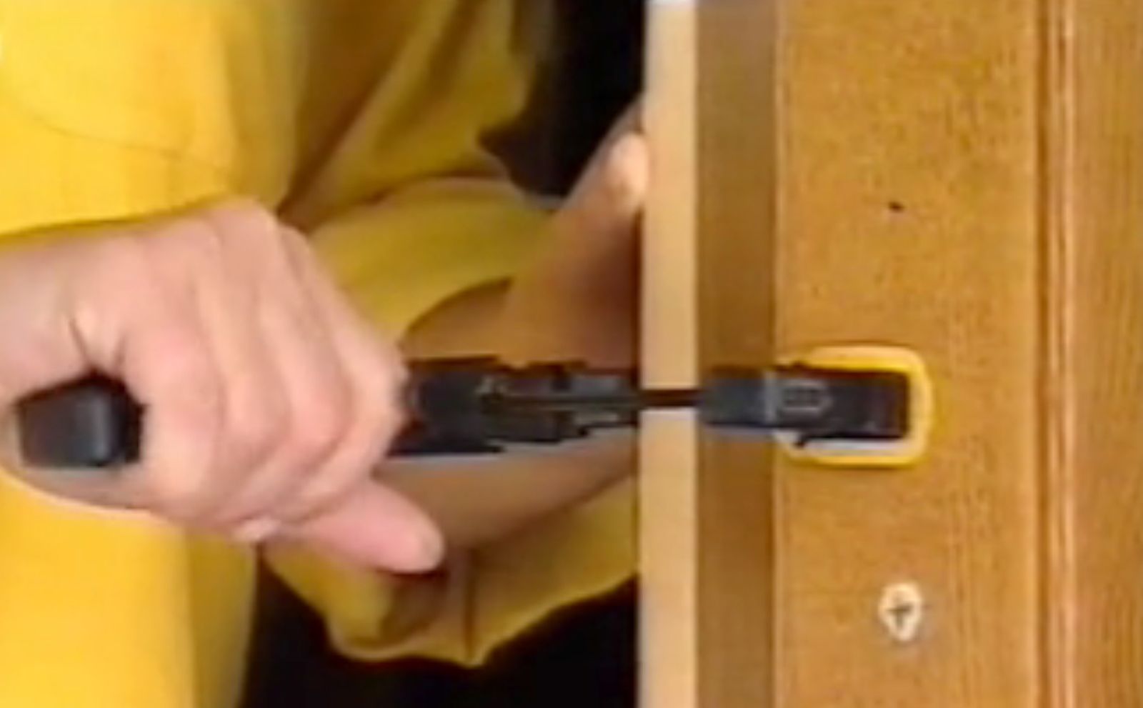 Cómo cambiar el pomo de un armario paso 8