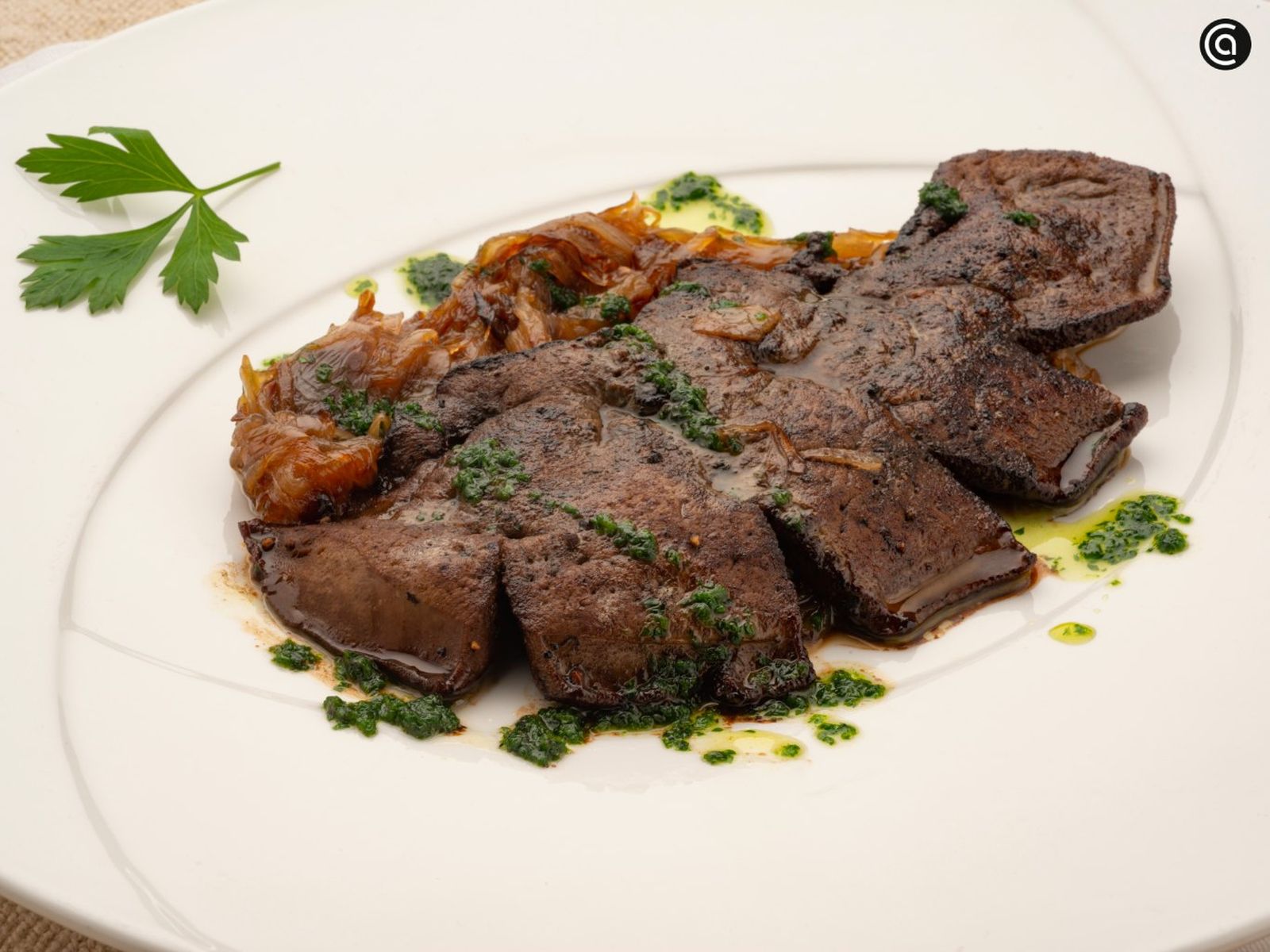 Hígado de ternera con chalotas caramelizadas: receta de casquería de Joseba Arguiñano