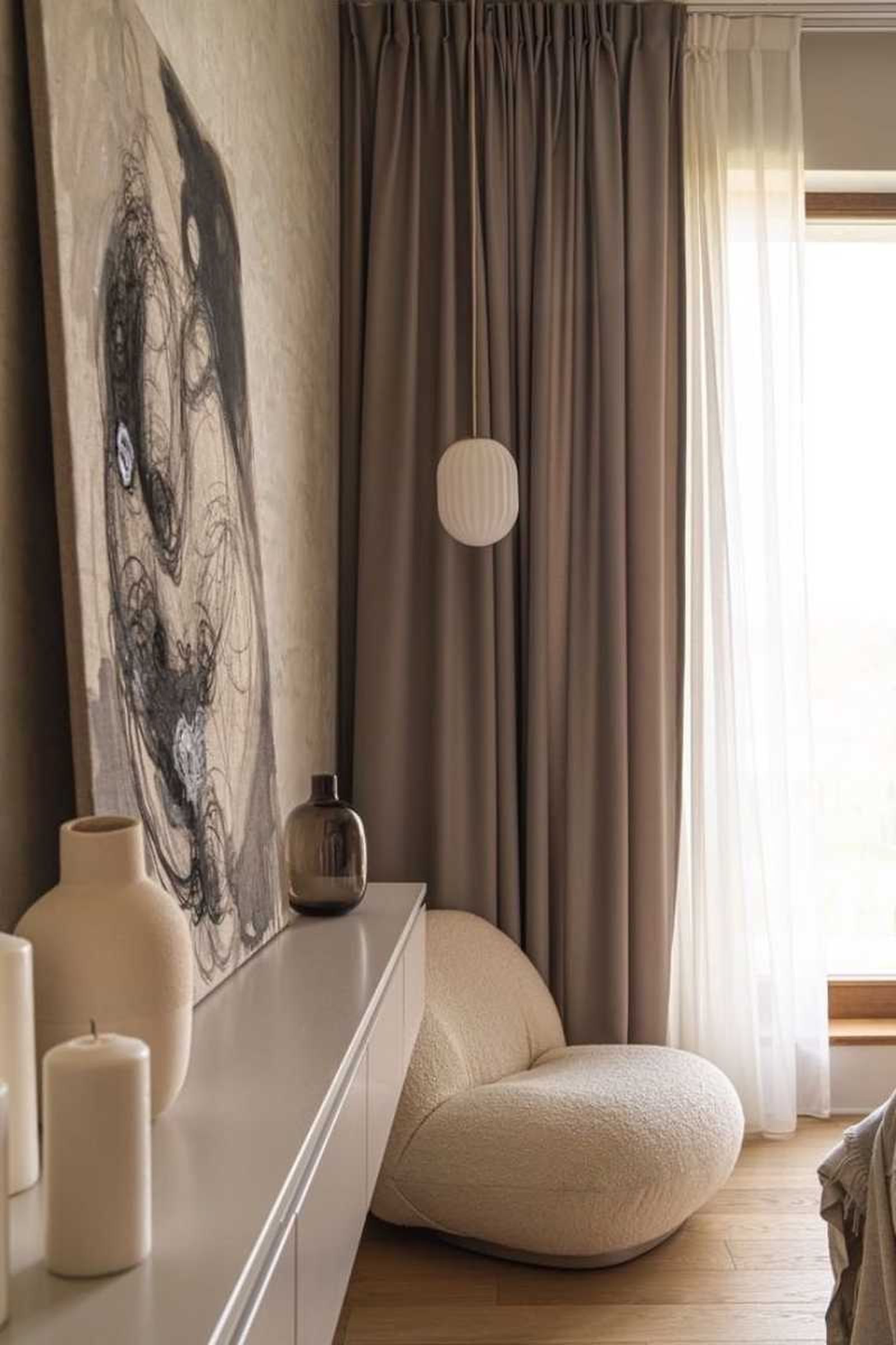 Salón decorado en Mocha Mousse con muebles de estilo bold. Salón decorado en Mocha Mousse con muebles de estilo bold.