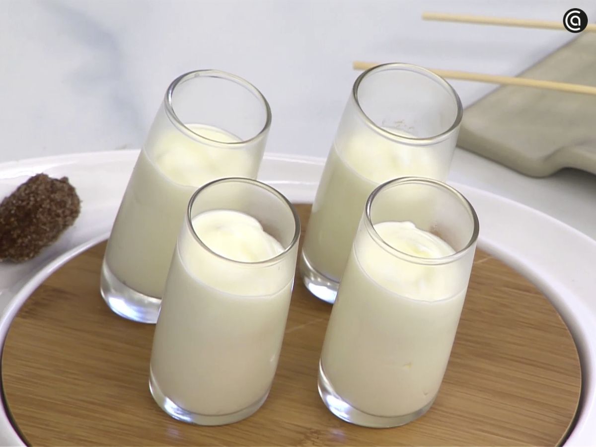 Reparte la mousse en 4 vasitos